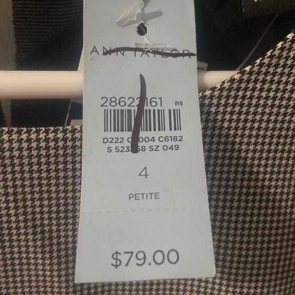 Ann Taylor Petites black and white, sleeveless top in size 4p. - Picture 3 of 7